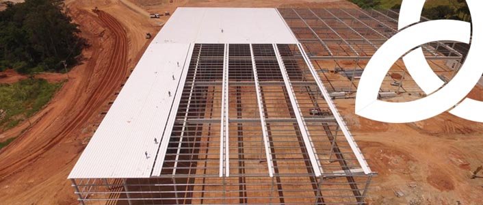 Estrutura com telhas Visaço